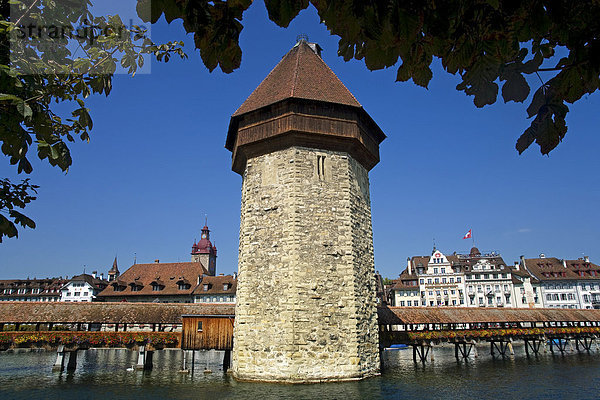 Wasserturm  Kapellbrücke und Altstadt  Luzern  Schweiz  Europa