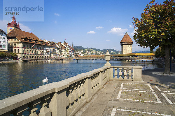Kapellbrücke und Altstadt  Luzern  Schweiz  Europa