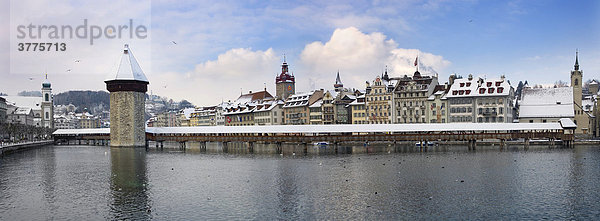 Kapellbrücke über die Reuss  Altstadt  Luzern  Schweiz  Europa