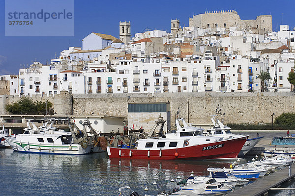 Boots- und Fischerhafen  Altstadt mit Festung von Peniscola  Costa Azahar  Spanien  Europa