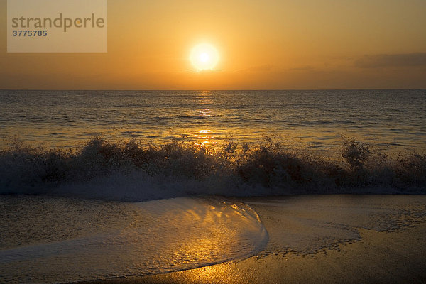 Strand von Peniscola bei Sonnenaufgang  Costa Azahar  Spanien  Europa