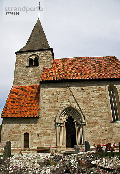 Mittelalterliche Wallfahrtskirche in Bro  Gotland  Schweden