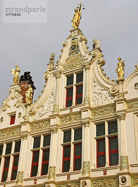 Figurenschmuck am Rathaus in Brügge  Flandern  Belgien