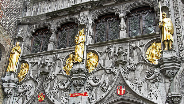 Figurenschmuck an der Heilig-Blut Basilika in Brügge  Flandern  Belgien