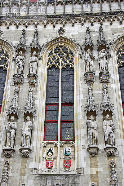 Figurenschmuck am mittelalterlichen Rathaus in Brügge  Flandern  Belgien