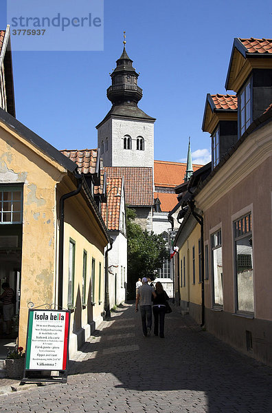 Gassen der Altstadt von Visby mit Blick zur Domkirche  Visby  Gotland  Schweden