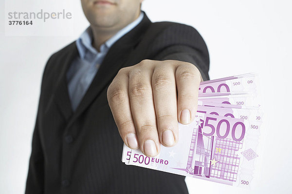 Mann bezahlt mit 500-Euro-Scheinen
