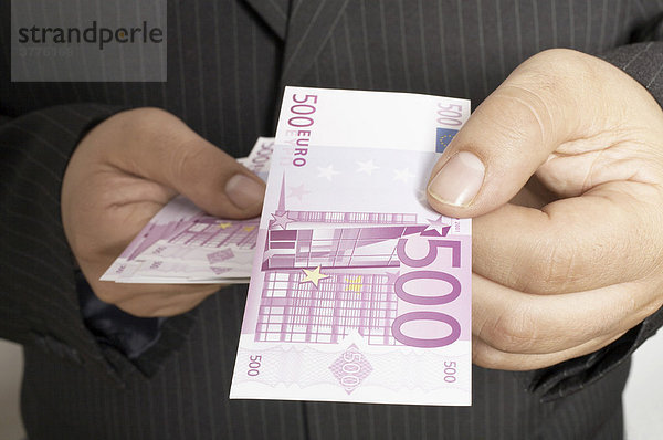 Mann zahlt mit 500-Euro-Scheinen