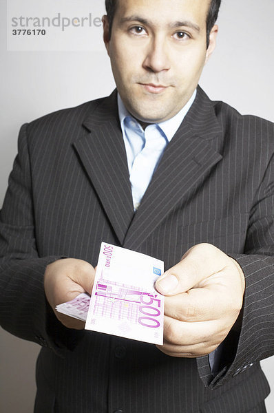 Mann zahlt mit 500-Euro-Scheinen