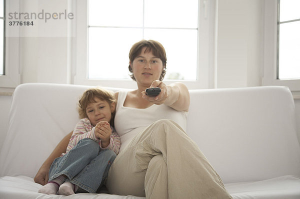 Mutter und Kind schauen zusammen Fernsehen