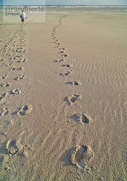 Fussspuren im Sand mit Person  Nordseestrand  Insel Juist  Niedersachsen  Deutschland