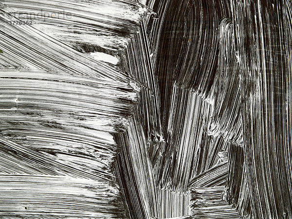 Struktur  weiße grobe Pinselstrukturen auf schwarzem Holz