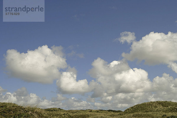 Wolken über Dünenlandschaft  Nordseeinsel Juist  Niedersachsen  Deutschland