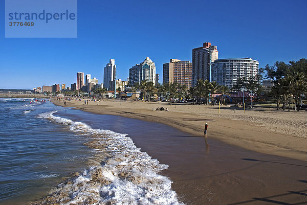 Golden Mile Beach und Skyline von Durban  Kwazulu Natal  Südafrika  Afrika