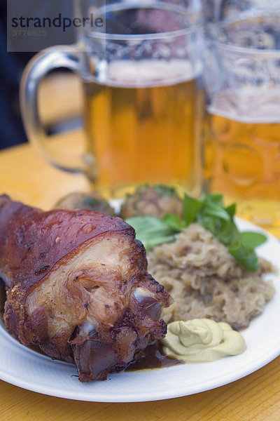 Grillhaxe mit Sauerkraut  Semmelknödel  Senf und 2 Maß Bier