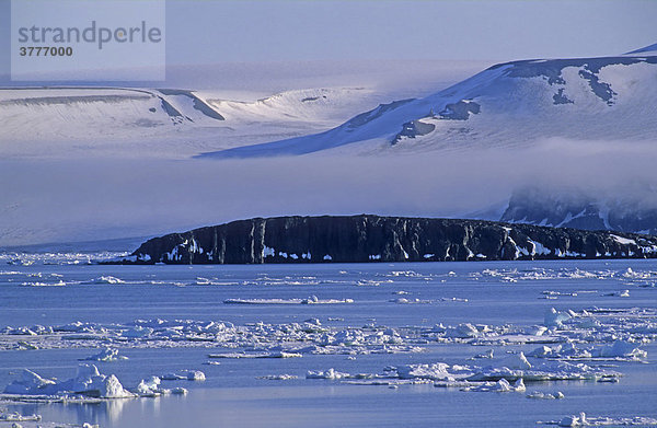 Treibeis in der Hinlopenstrasse  Spitzbergen  Svalbard  Arktis  Norwegen