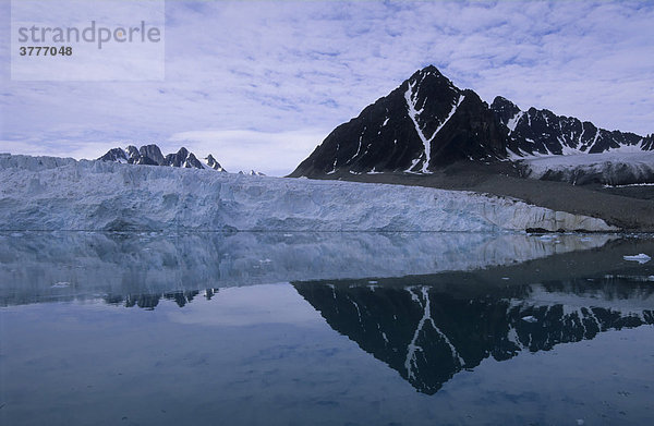Gletscher mit Spiegelbild  Spitzbergen  Svalbard  Arktis  Norwegen