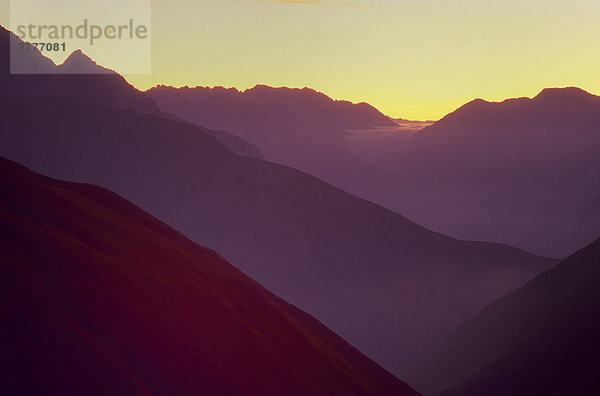 Sonnenaufgang  Furkapasshöhe mit Sicht auf die Urner Alpen  Uri  Schweiz