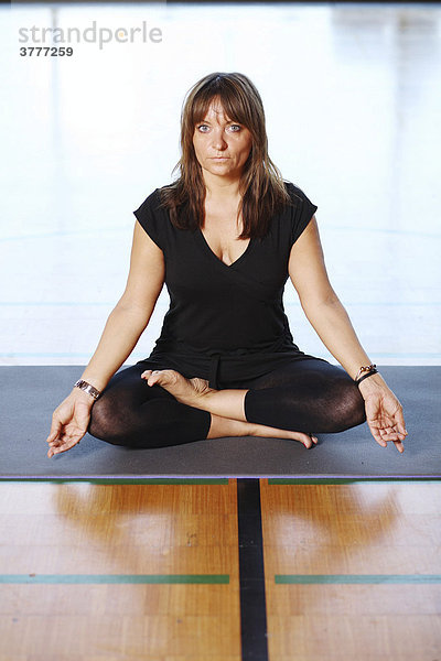 Frau bei Yoga Übungen