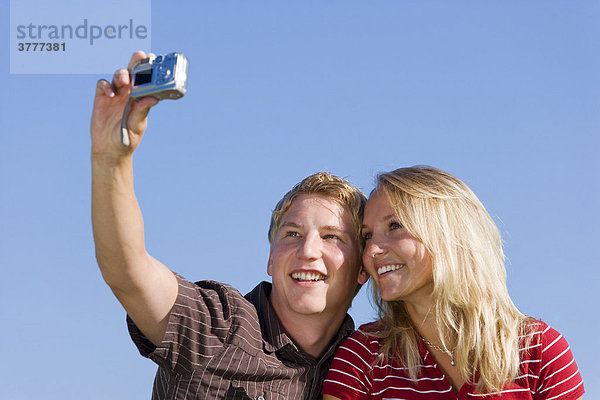 Ein junges Paar  er 22  sie 20  fotografiert sich selbst