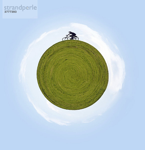Radfahrer umrundet eine imaginäre Erde