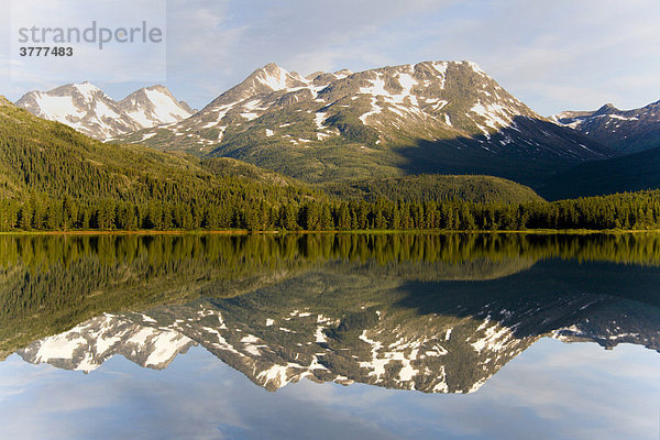 Reflectierende Berge  Lake Lindemann  Chilkoot Pass / Trail  British Columbia  B.C.  Canada