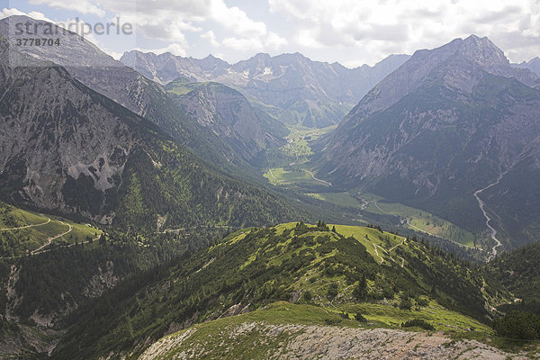 Karwendelregion  Plumsjoch-Alm  Seeberg-Spitze und Mondscheinspitze im Hintergrund  Österreich