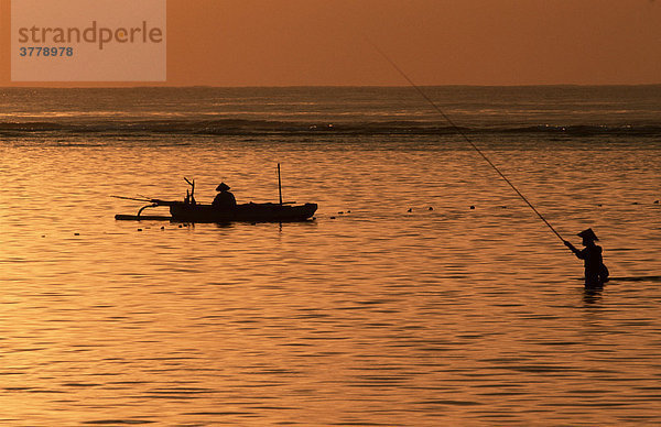 Angler und Fischer in der Morgendaemmerung  Sanur-Bay  Bali  Indonesien