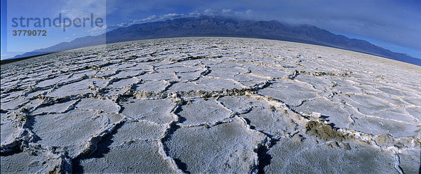Salzkruste auf Salzsee  Bad Water  Death Valley  Kalifornien  USA
