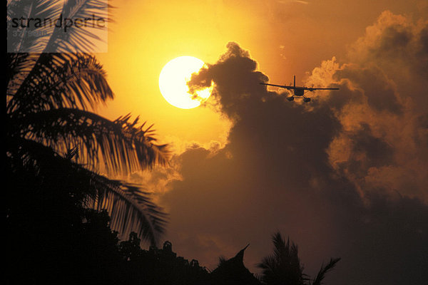 Wasserflugzeug bei Sonnenuntergang  Malediven