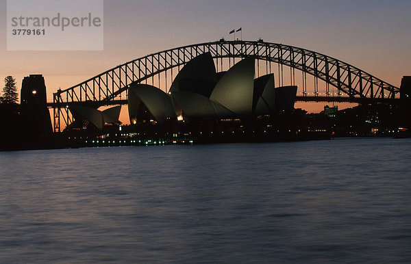 Sydney-Bucht mit Opernhaus und Hafenbruecke  Sydney  New South Wales  Australien / Hafenbrücke
