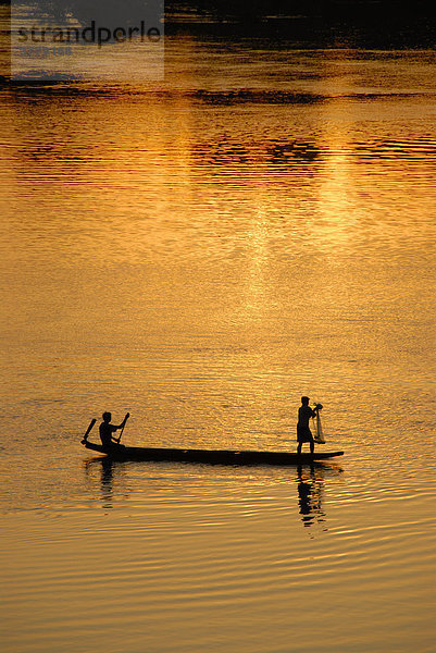 Abendstimmung Fischer im Boot auf dem Mekong Fluß Muang Khong Si Phan Don Laos