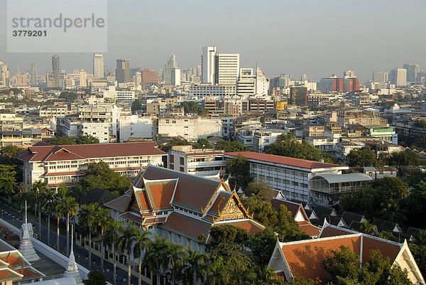 Blick auf die moderne Skyline mit altem buddhistischem Kloster Wat Saket im Vordergrund Bangkok Thailand