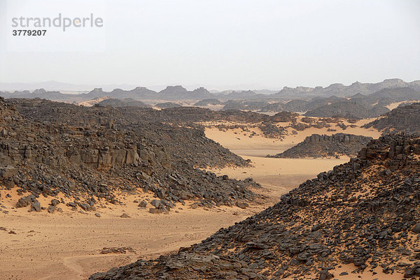 Felsige Wüste mit Sand Akakus Libyen