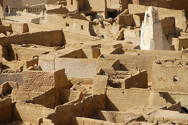 Alte Mauern aus Lehm mit Minarett Altstadt Ghat Fessan Libyen