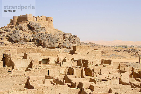 Alte Mauern aus Lehm mit Fort Koukemen oberhalb der Altstadt Ghat Fessan Libyen