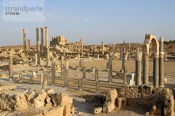 Blick über die römische Ausgrabungastätte bis zum Theater Sabratha Libyen