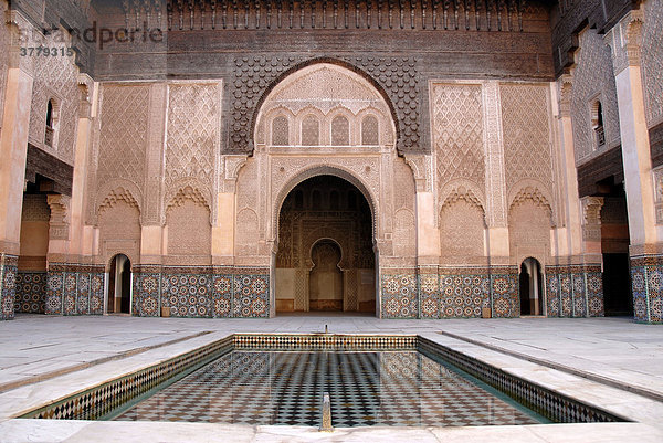 Orientalisch harmonisch gestalteter Innenhof mit Wasserbecken Medersa Ali Ben Youssef Medina Marrakech Marokko