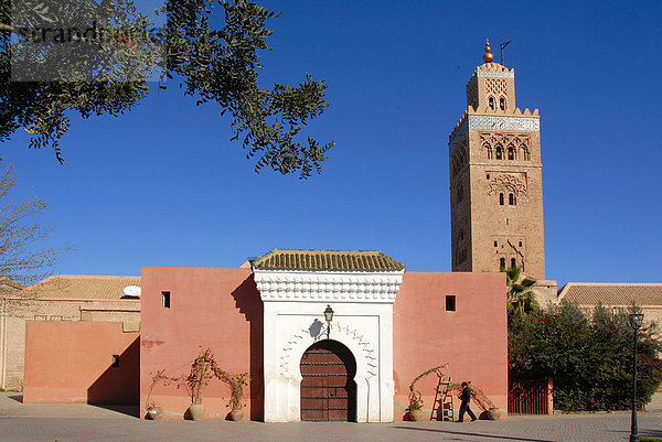 Altes Minarett und Eingangstor Koutoubia Moschee Marrakech Marokko