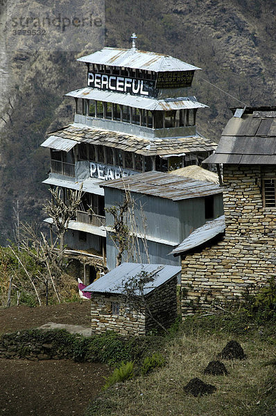 Baufälliger Turm des Peaceful Gästehauses Landruk bei Pokhara Nepal