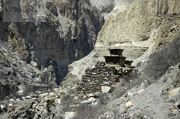 Tiefe Schlucht des Phu Khola zwischen Kyang und Phu mit Chörten Nar-Phu Annapurna Region Nepal