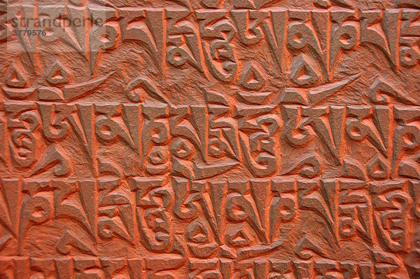 Tibetische Schriftzeichen auf einem Stein Nar-Phu Annapurna Region Nepal