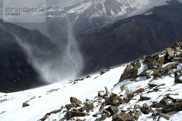 Windhose wirbelt Schnee auf 5237 m hohem Berggipfel Phu Nar-Phu Annapurna Region Nepal