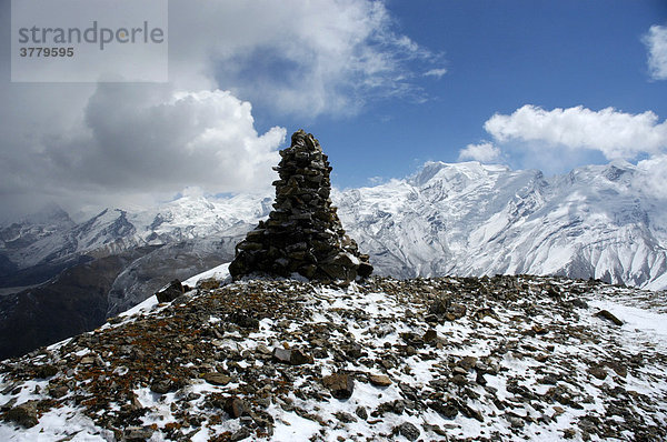 Steinhaufen auf 5237 m hohem Gipfel mit etwas Schnee Phu Nar-Phu Annapurna Region Nepal