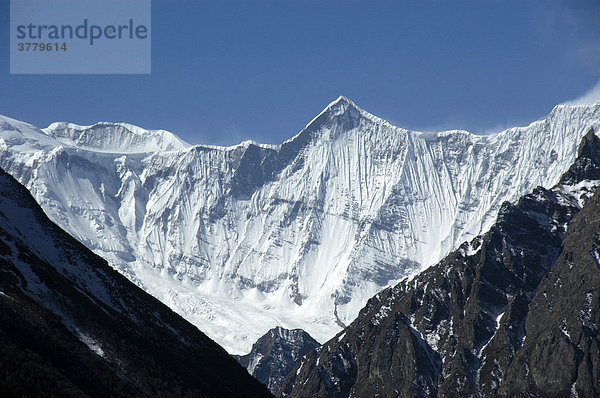 Blick auf das eisbedeckte Gebirgsmassiv des Annapurna II und Lamjung Himal Nar-Phu Annapurna Region Nepal