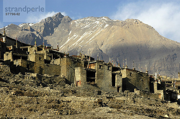Übereinander geschachtelte Häuser aus Stein mit flachen Dächern vor Gebirgsmassiv Nar Nar-Phu Annapurna Region Nepal