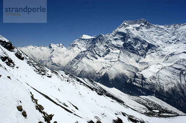 Schneebedecktes Hochgebirge Massiv des Annapurna II vom Kang La Pass aus gesehen Nar-Phu Annapurna Region Nepal