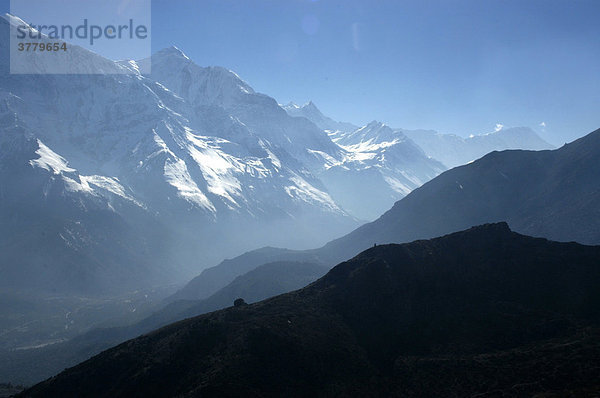 Tal von Manang im Dunst Annapurna Region Nepal