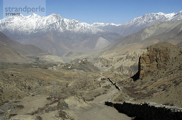 Weiter Blick auf ein Dorf vor schneebedecktem Massiv des Dhaulagiri Jharkot Mustang Annapurna Region Nepal