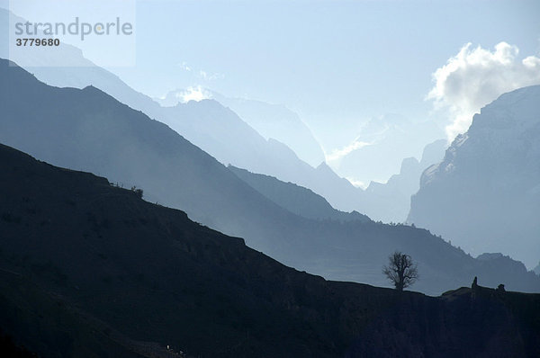 Mehrere Gebirgszüge hintereinander im Dunst bei Manang Annapurna Region Nepal